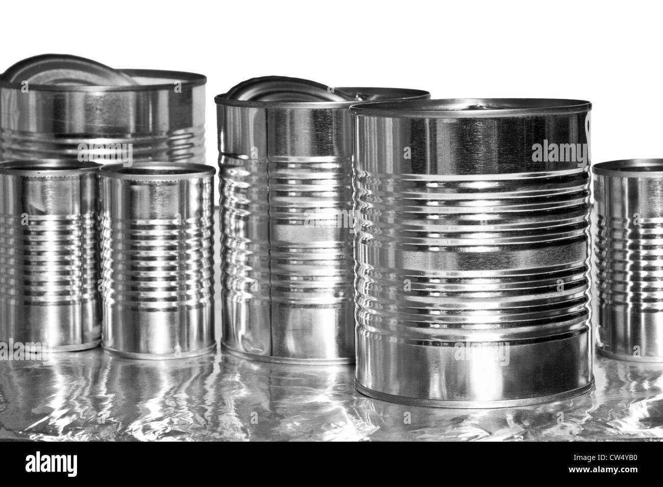 Sortierte Aluminiumdosen auf weißen Hintergrund Stockfoto
