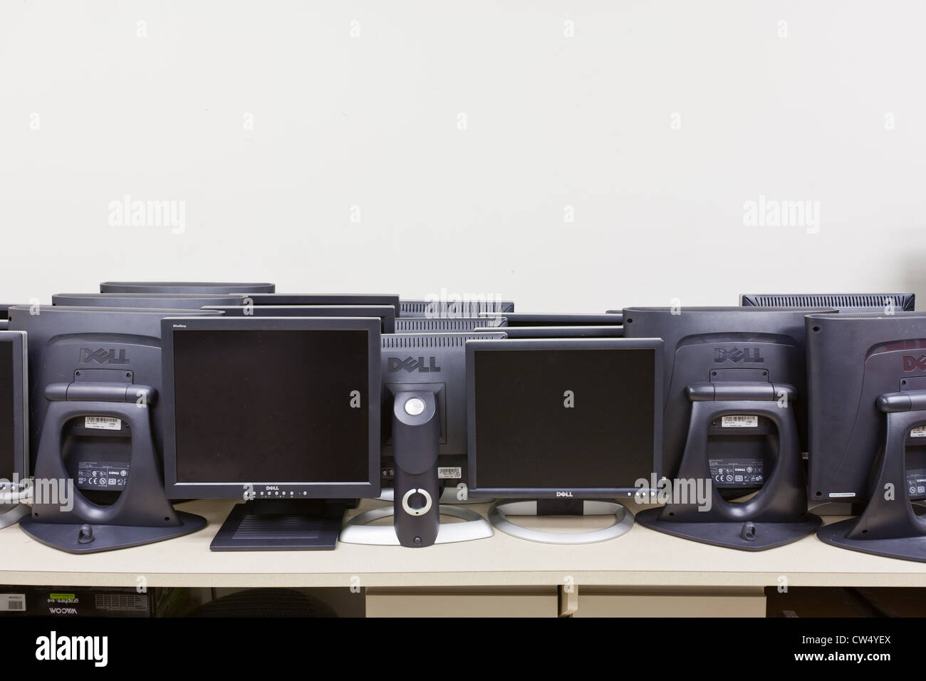 Veraltete Computer-Monitore, geplant für das recycling. Stockfoto