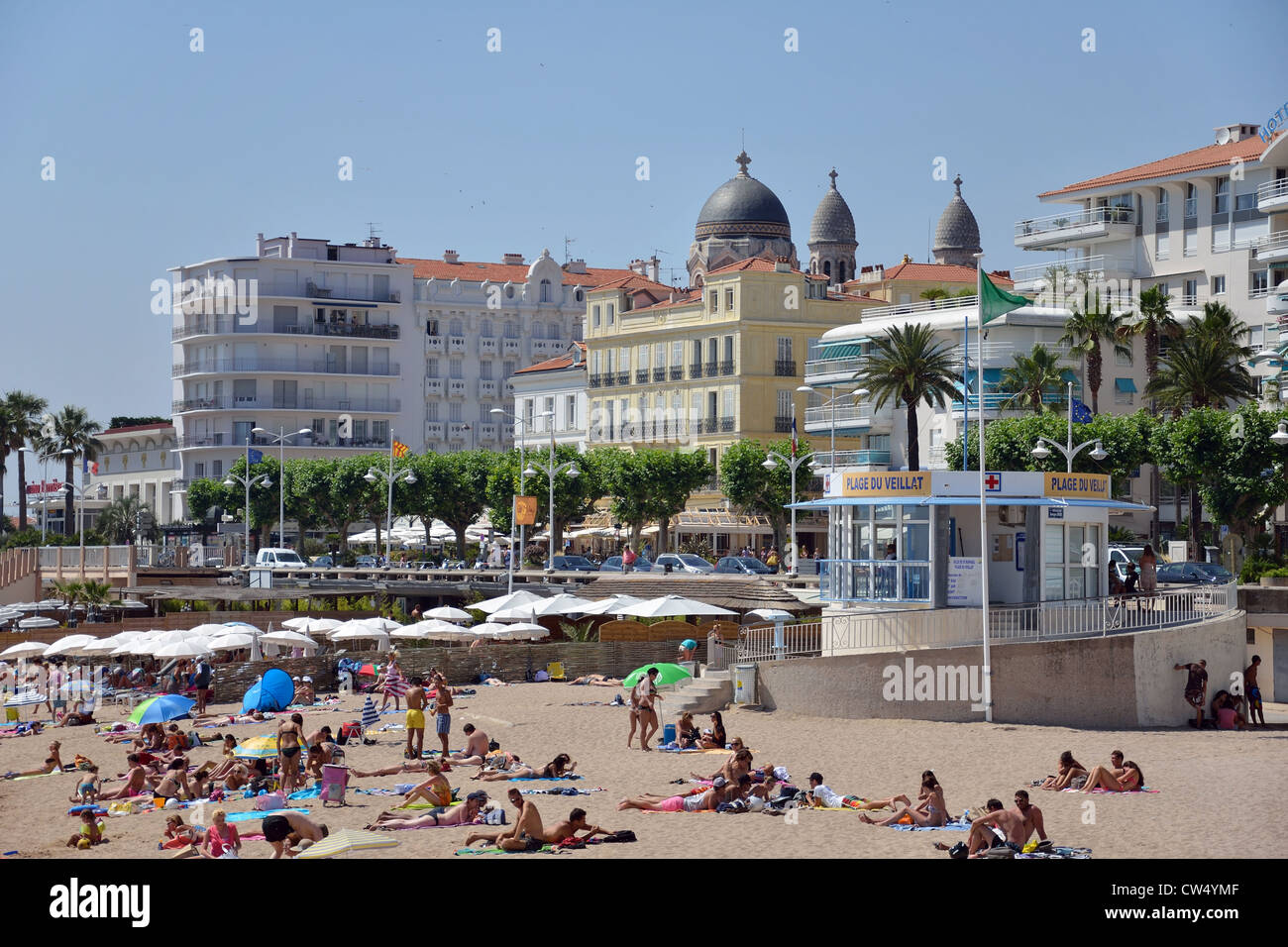 Blick auf Strand und Promenade René Coty, Saint-Raphaël, Côte d ' Azur, Departement Var, Provence-Alpes-Côte d ' Azur, Frankreich Stockfoto