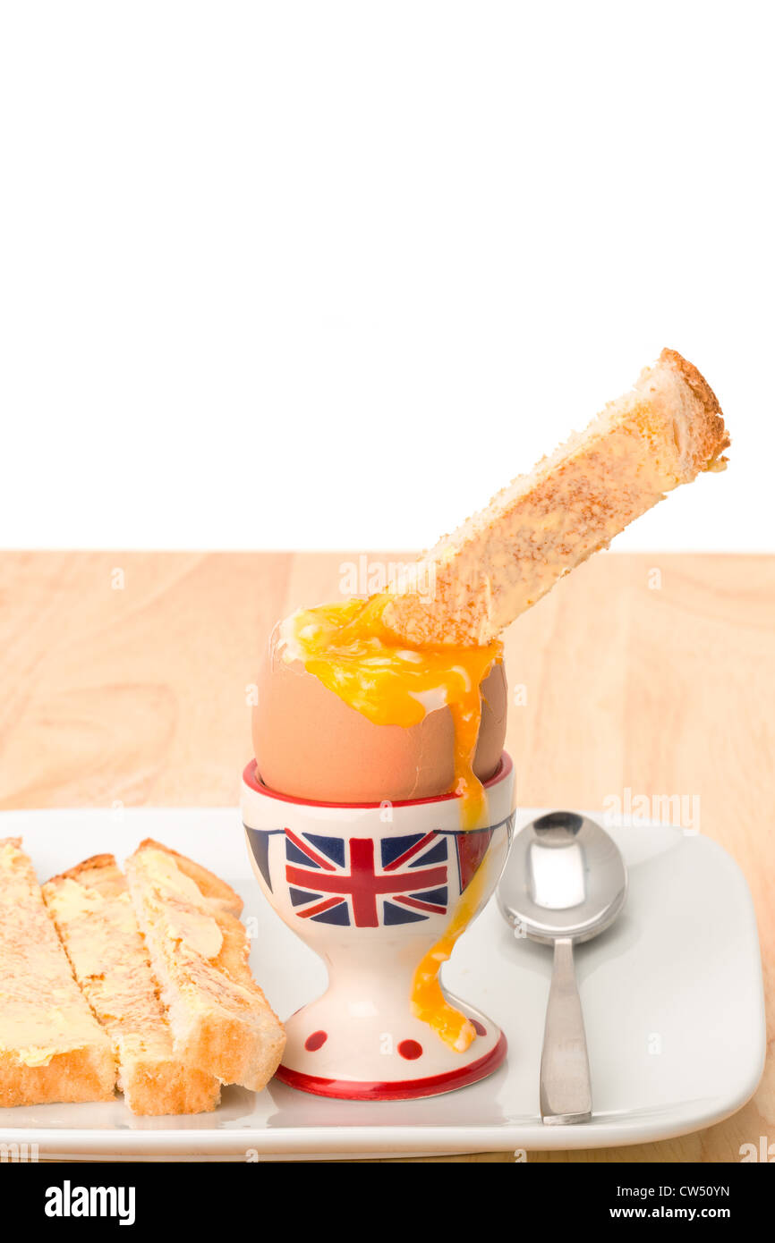 Ein frischer weich gekochtes Ei in eine britische Eierbecher mit geröstetem Brot Soldat Finger - Studio gedreht Stockfoto