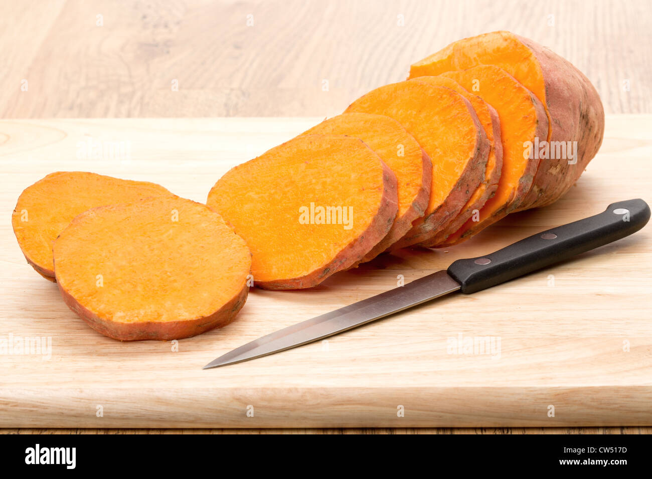 In Scheiben geschnittene Süßkartoffel - Studio gedreht Stockfoto