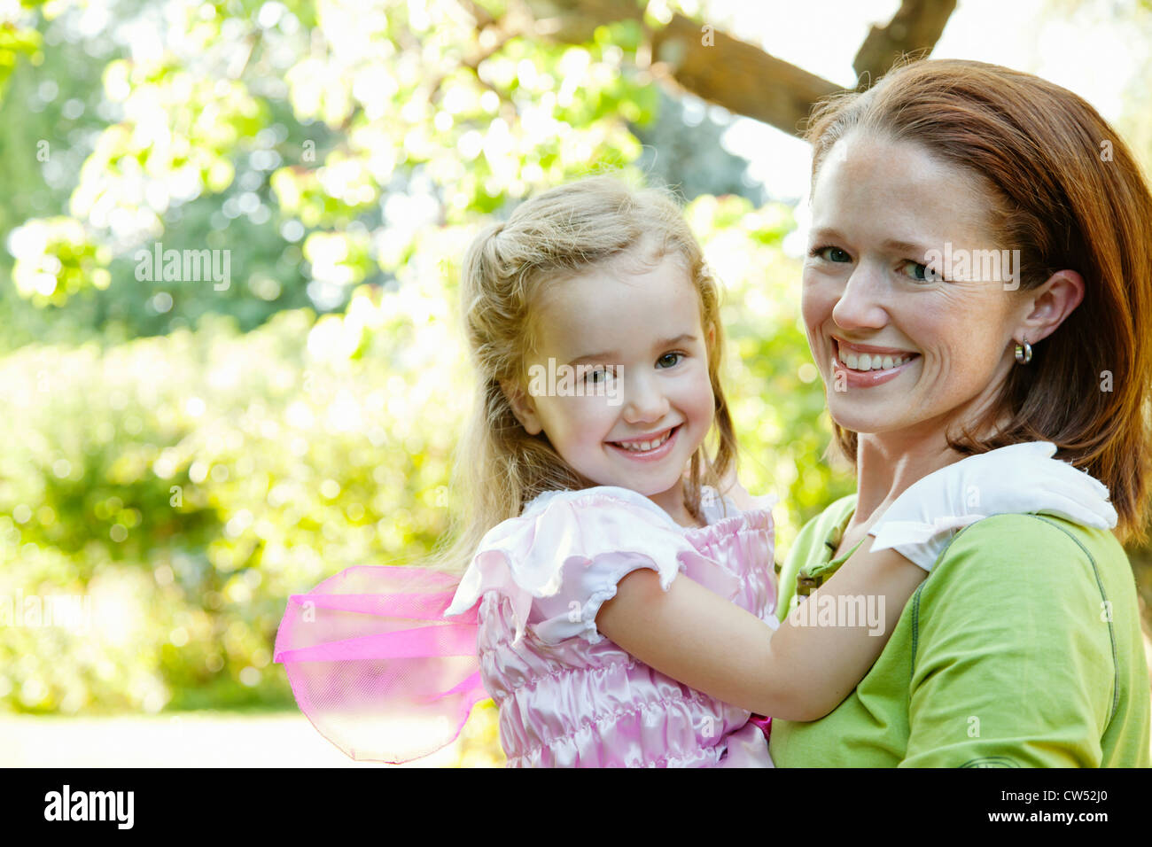 Mutter und Tochter umarmt und lächelnd Stockfoto