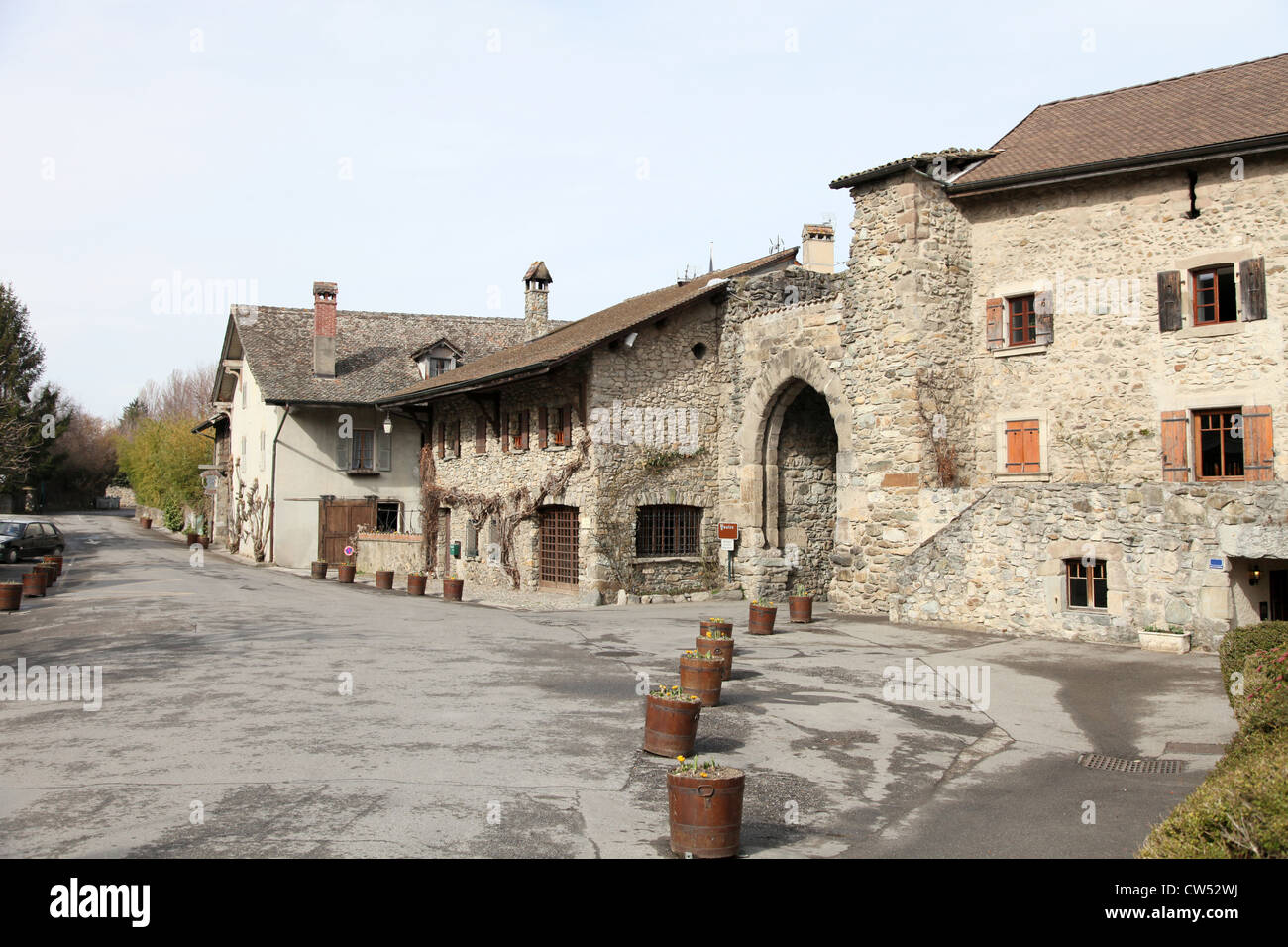 Die mittelalterlichen Mauern umgebene Stadt Yvoire, gelegen am südlichen Ufer des Genfer Sees in Frankreich Stockfoto
