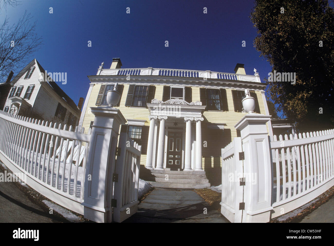 Viktorianisches Haus mit weißen Lattenzaun durch Fischaugen-Objektiv, Woodstock, New York Stockfoto