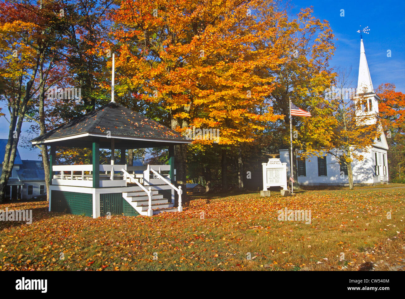 Musikpavillon mit Kirche und Kirchturm im Herbst, Effingham, NH Stockfoto