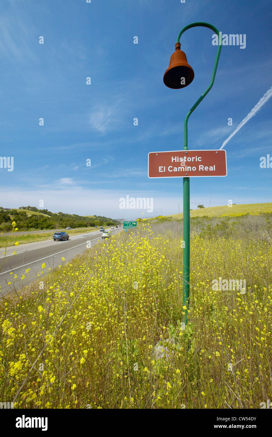 Ein California Straßenschild auf Route 101 Anzeige Mission Bell und der El Camino Real Spanisch historische Route Stockfoto