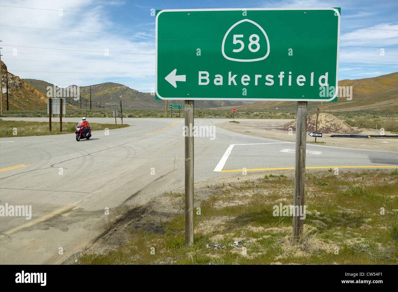 Ein Motorrad vorbeifahren ein Schild auf Route 58 in der Nähe von Bakersfield, CA Stockfoto