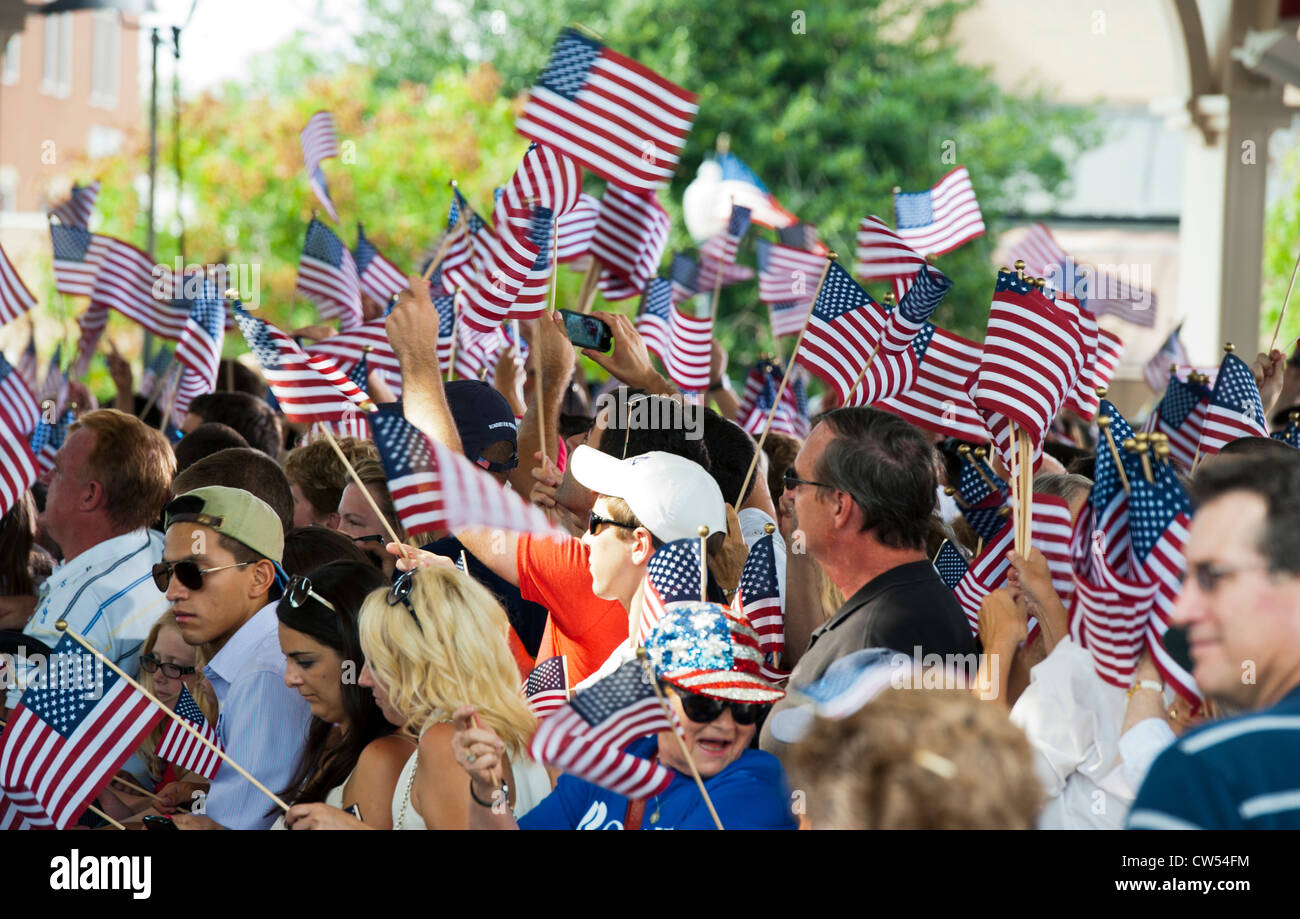 eine große Menschenmenge enthusiastisch Mitt Romney Fans bei einer winkenden Zeichen und uns Fahnen Rallye in Manassas, Virginia. Stockfoto