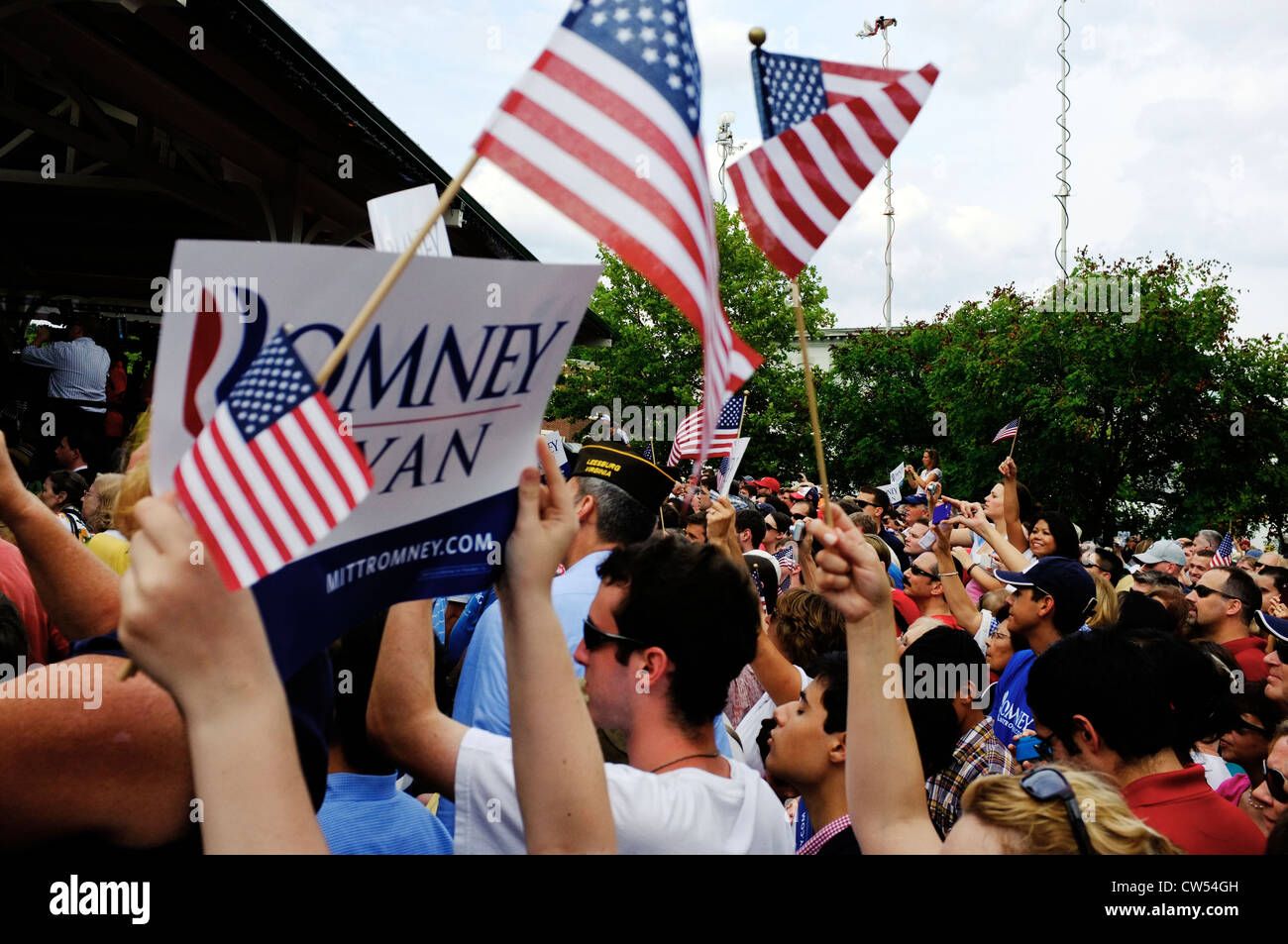 Eine große Schar von begeisterten Mitt Romney Anhänger winken Zeichen und USA Flaggen auf einer Kundgebung in Manassas, Virginia Stockfoto