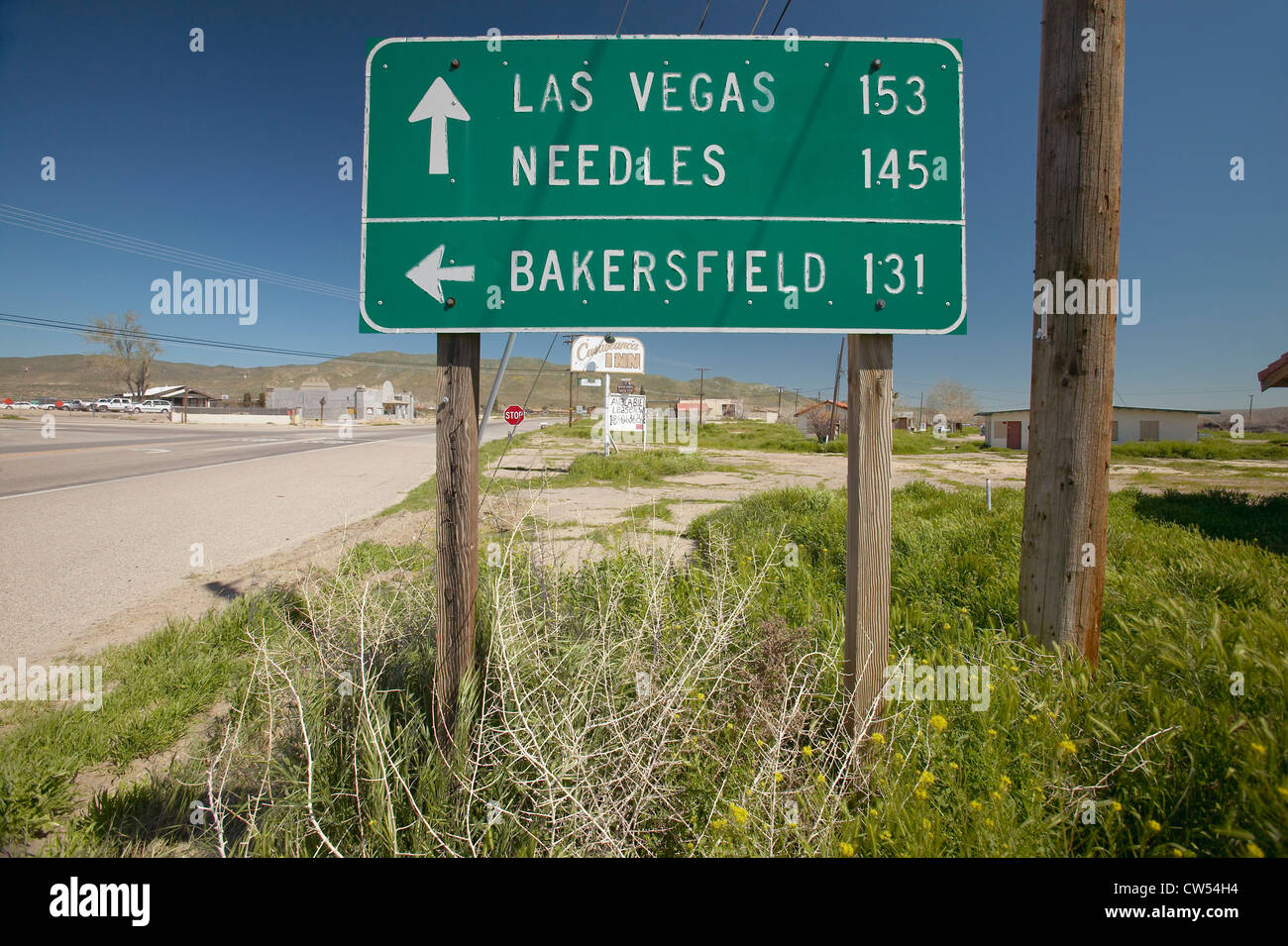 Eine Autobahn Wegweiser nach Las Vegas, Bakersfield und Nadeln, CA Stockfoto