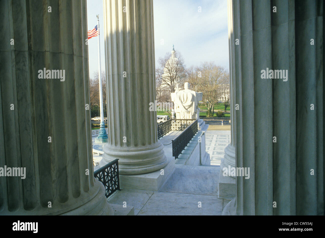 Blick zwischen die Spalten von der United States Supreme Court Building, Washington, D.C. Stockfoto