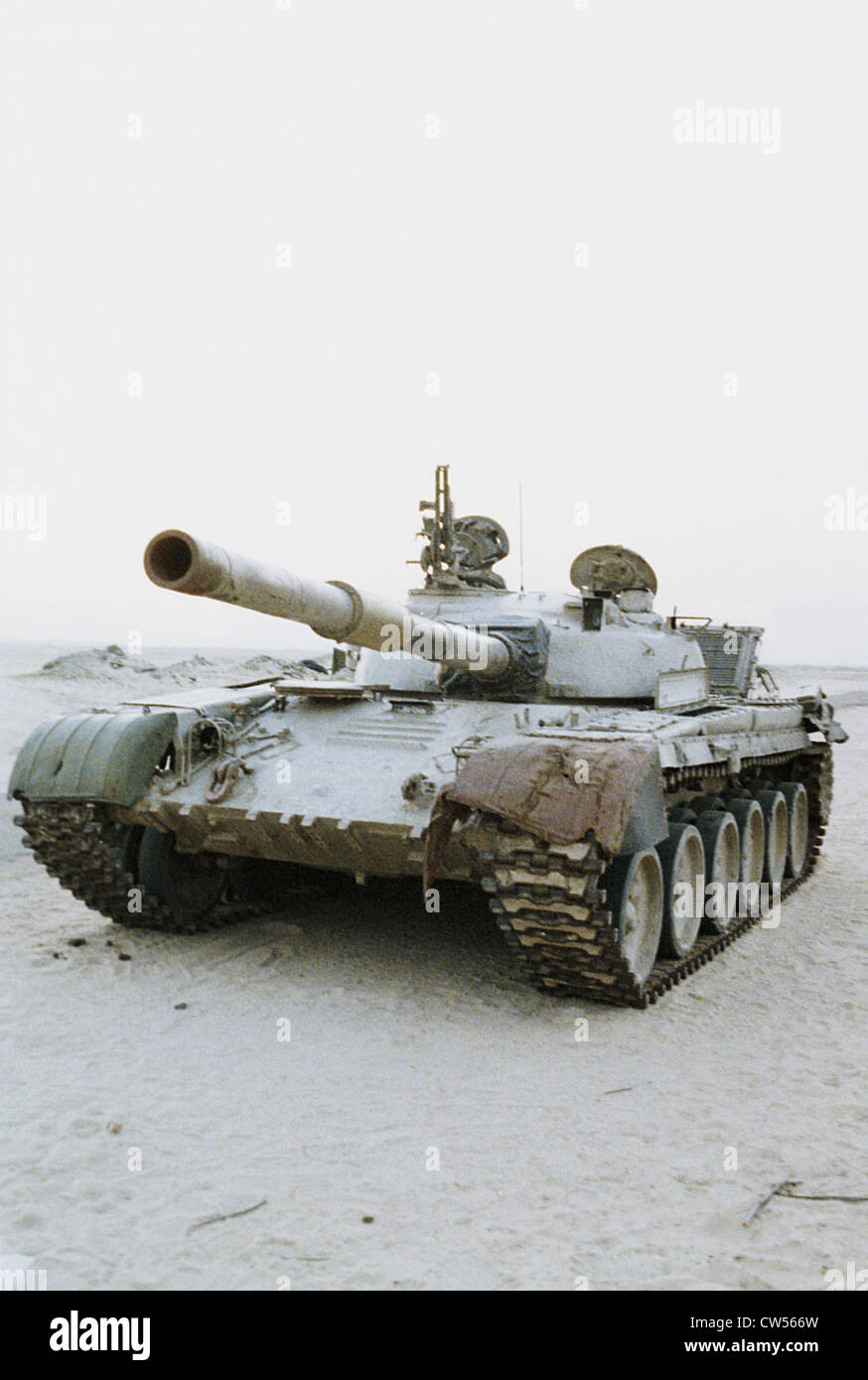 Militärpanzer in einem Feld, irakische T-72 Main Battle Tank Stockfoto