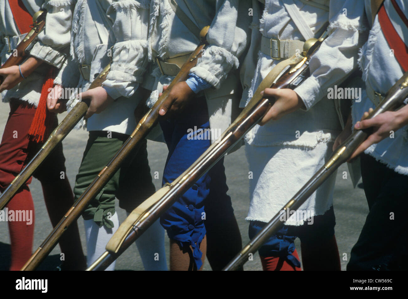 Detail der Soldaten mit Musketen während Amerikanischer revolutionärer Krieg historisches Reenactment, Williamsburg, Virginia Stockfoto