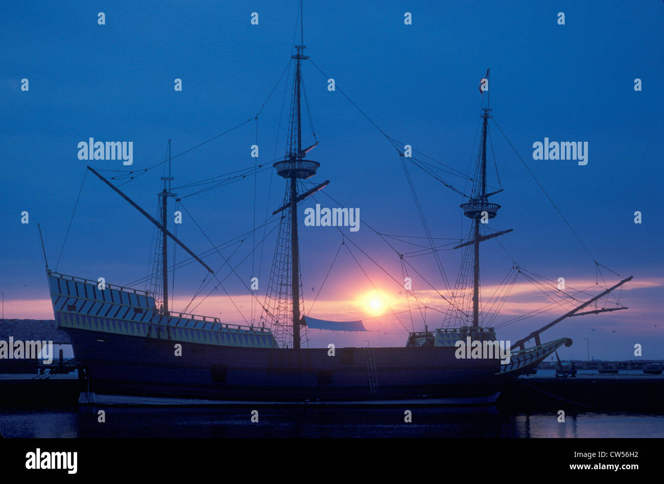 Silhouette des "Gott-Geschwindigkeit", eines der drei Schiffe ankern in Jamestown, historische Stätte der ersten englischen Siedlung Stockfoto