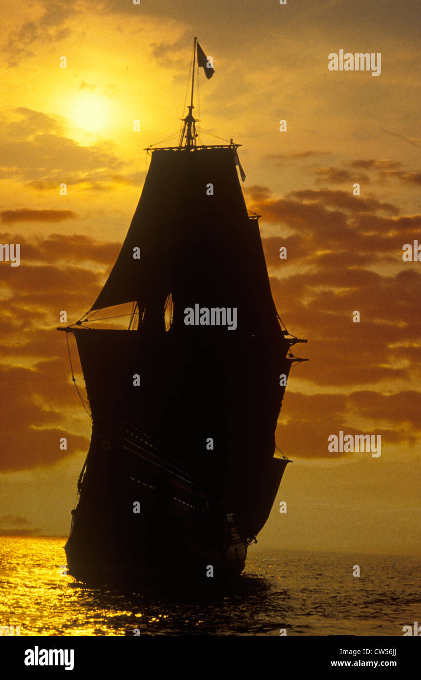 Silhouette der eine Nachbildung der Mayflower bei Sonnenuntergang, Plymouth, Massachusetts Stockfoto