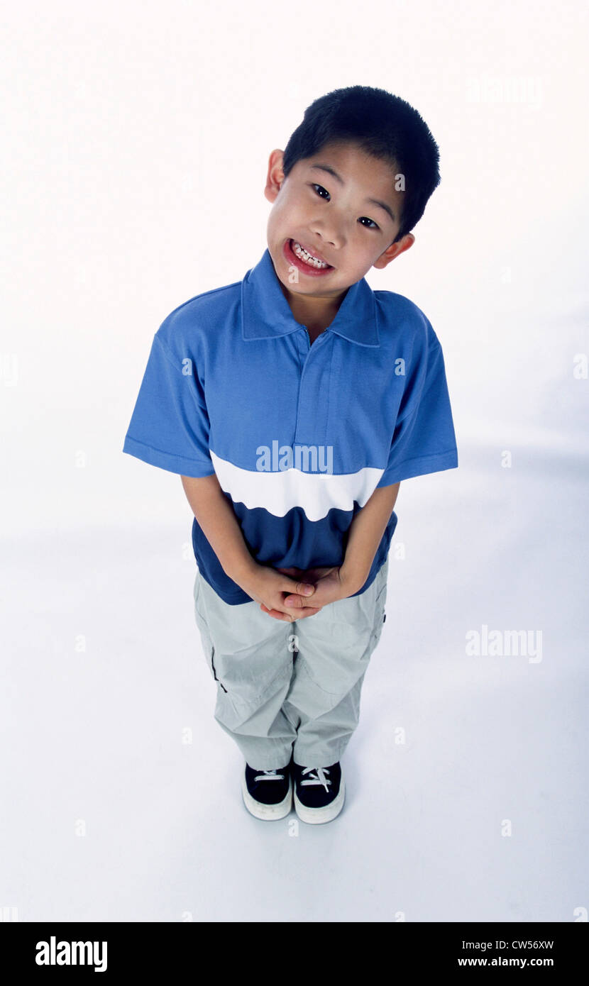 Bildnis eines Knaben ballte seine Zähne Stockfoto