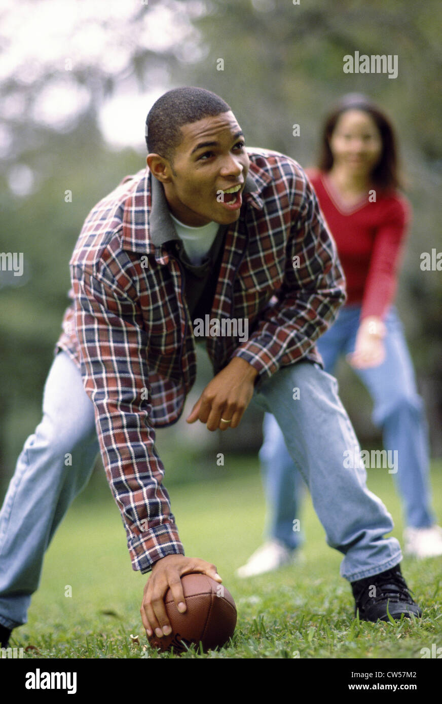 Junges Paar Fußball spielen Stockfoto