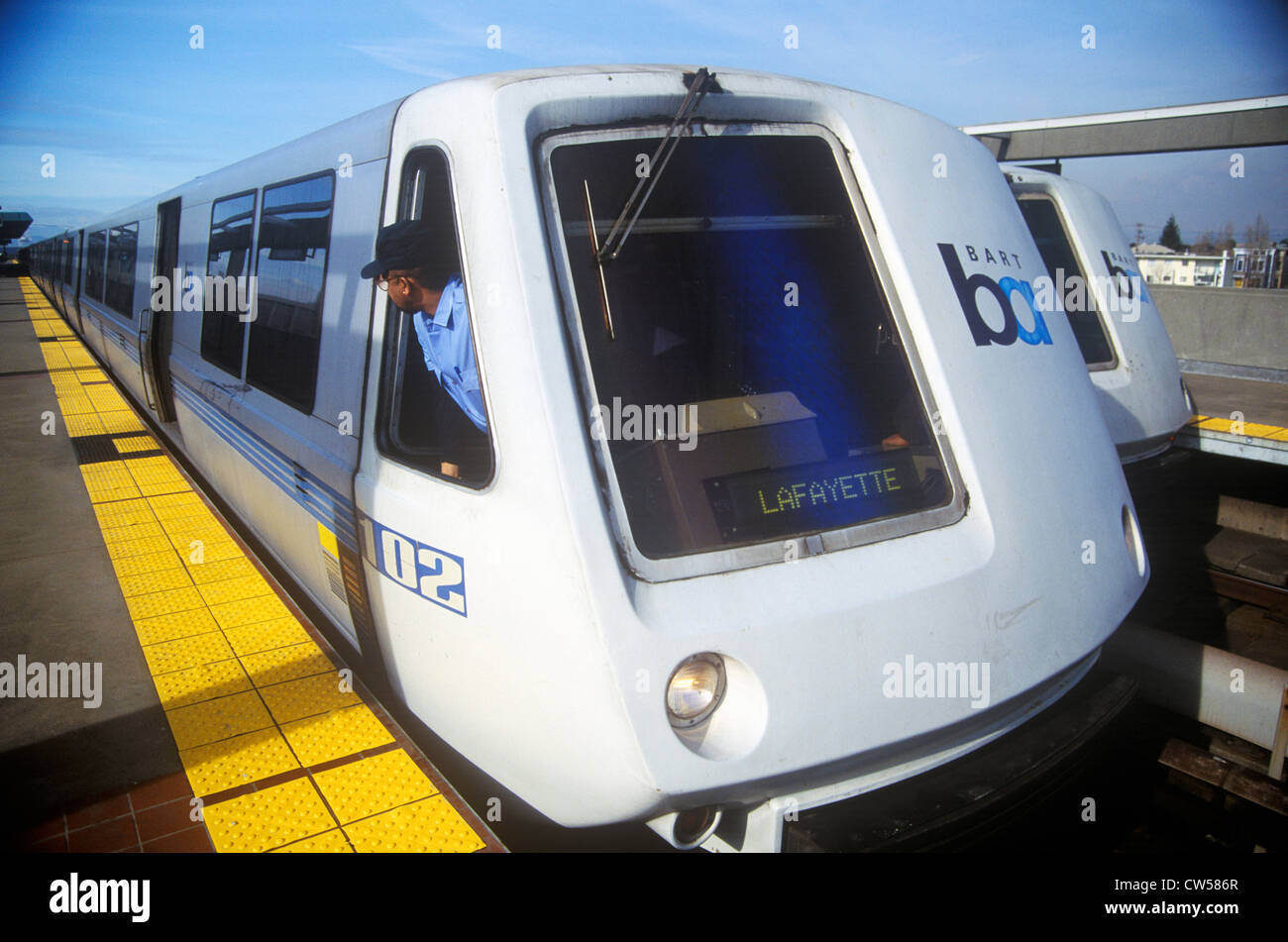 Der San Francisco Bay Area Rapid Transit Zug, gemeinhin als BART, trägt Pendler zum nächsten Bestimmungsort Stockfoto