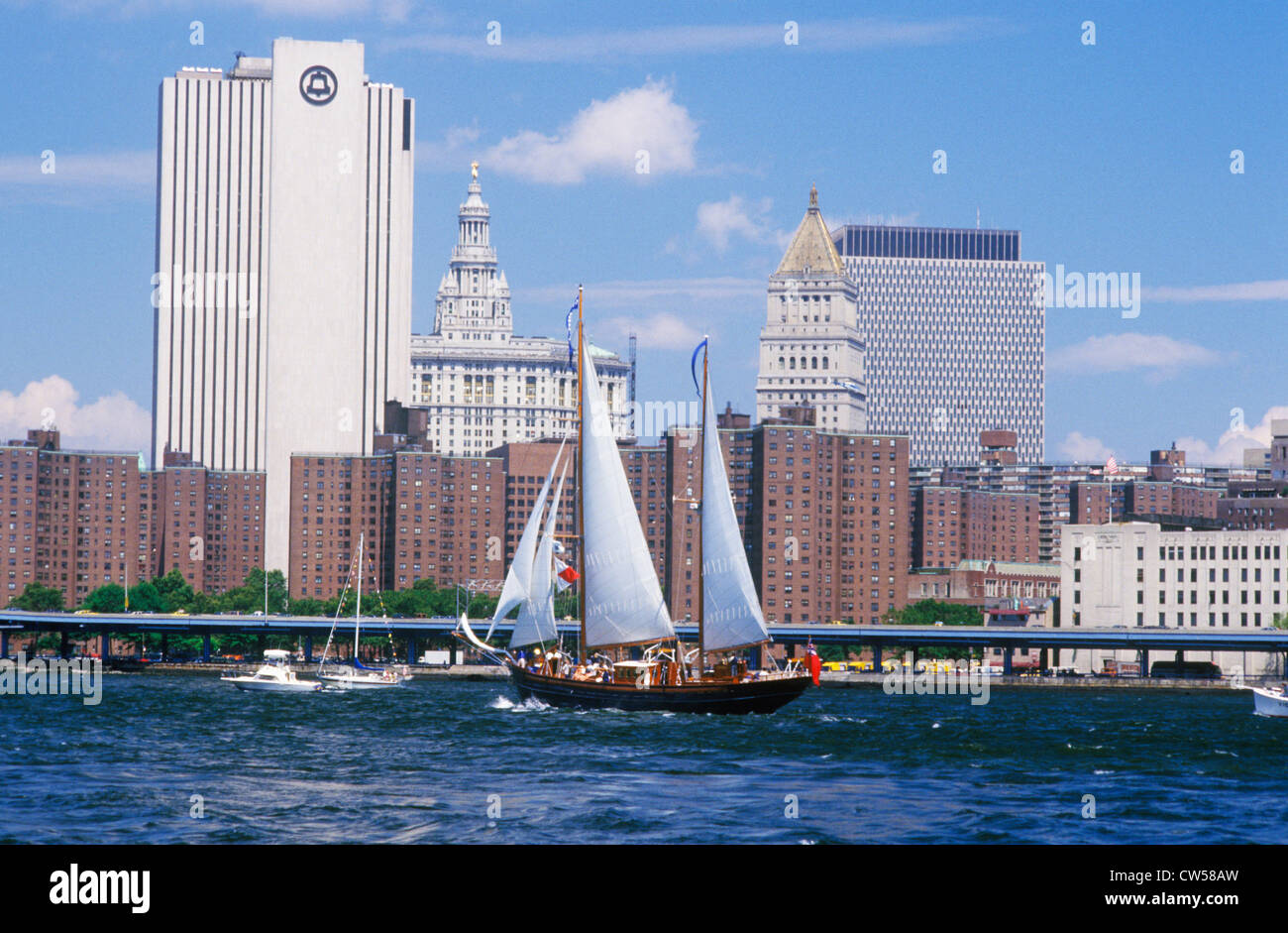 Die Klasse B Großsegler Segeln von Wall Street, Manhattan, Brooklyn Bridge, New York Stockfoto