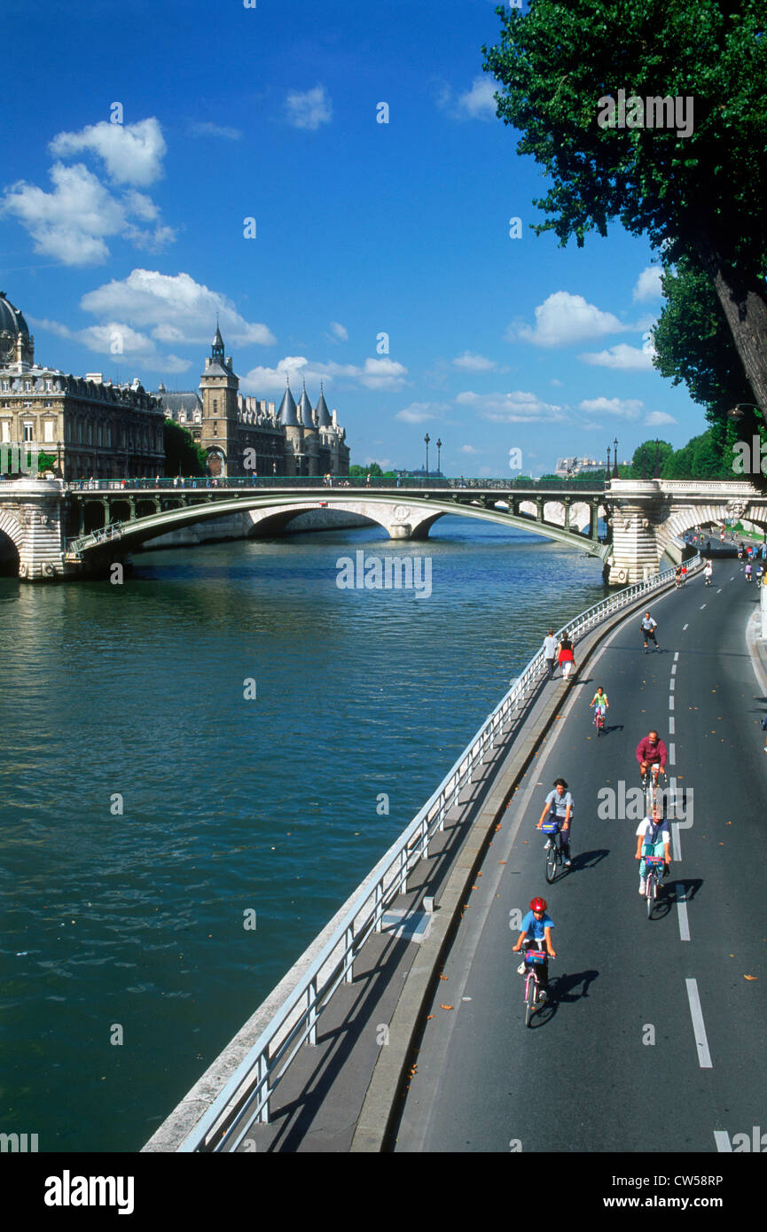Touristen und Parisern Radfahren entlang Seine auf Straßen in Paris öffnen Stockfoto