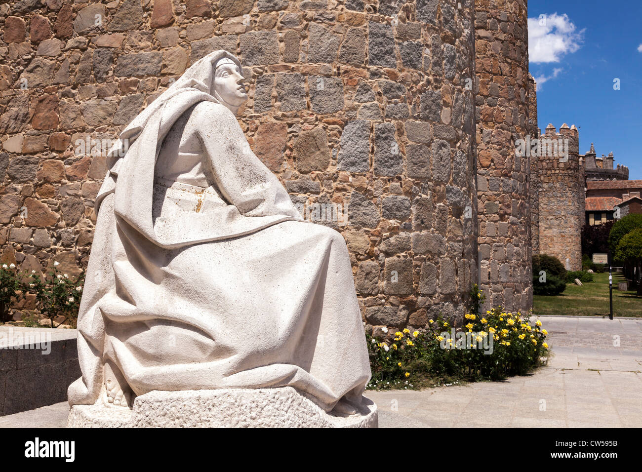 Statue der Heiligen Teresa von Avila, von der Puerta del Alcazar, Ávila, Kastilien und León, Spanien, Europa. Stockfoto
