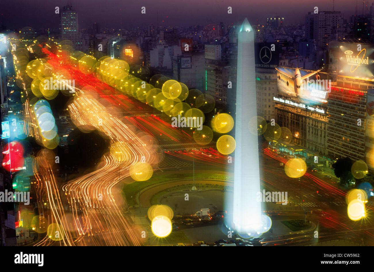 Avenida 9 de Julio in der Abenddämmerung in Buenos Aires mit Obelisk und Verkehr Stockfoto