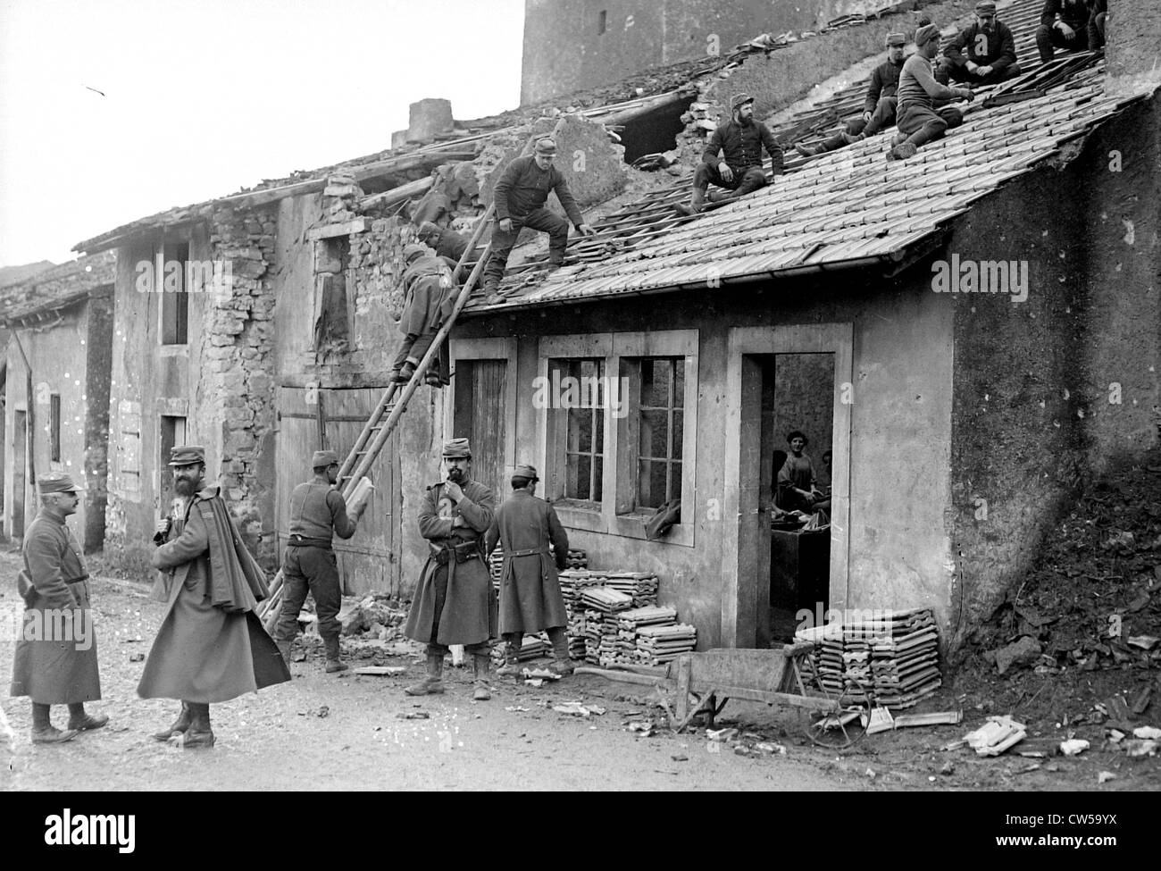 Ein Besuch in der Front, in Ste-Geneviève, Soldaten, die Reparatur eines Hauses Stockfoto