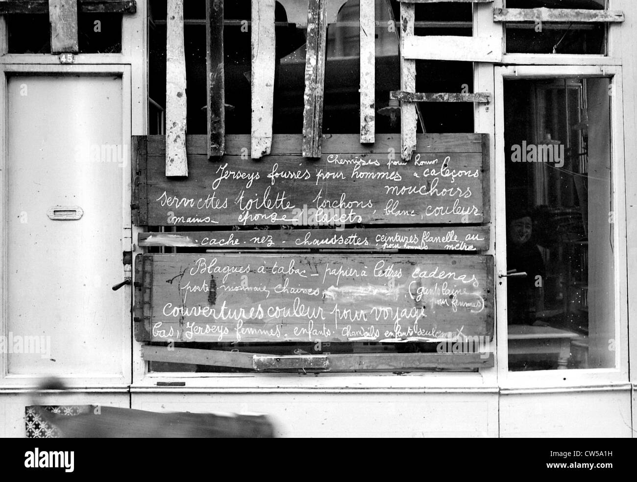 Arras nach der Bombardierung, shop offen Stockfoto