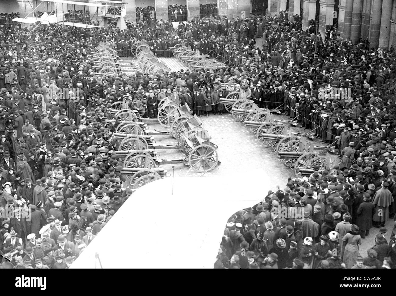 Paris, das Publikum vor die Kriegstrophäen an Les Invalides Stockfoto