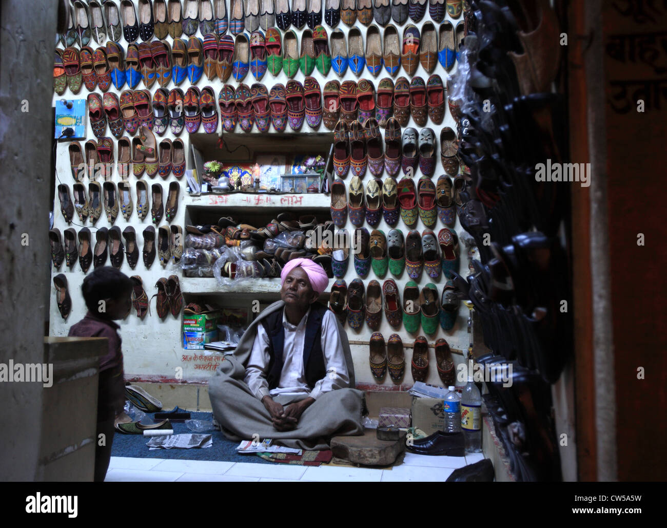 Rajasthani Schuh Verkäufer Verkauf von traditionellen Rajasthani Schuh Nagra, Jaisalmer, Rajasthan Stockfoto