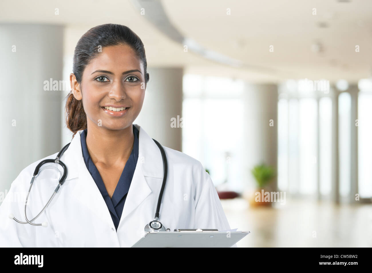 Porträt von glücklich asiatischen weiblichen Arzt. Stockfoto