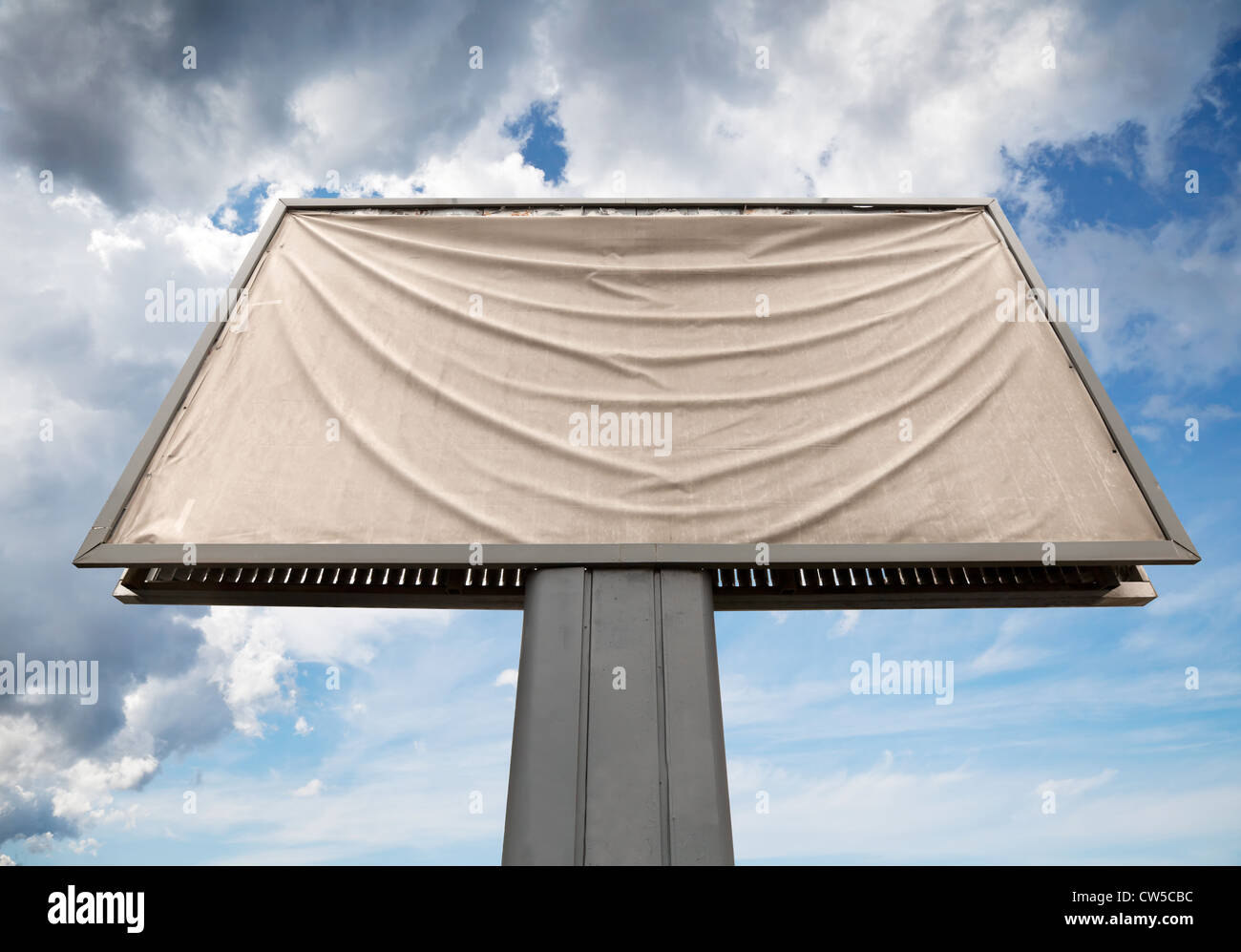 Perspektivische Ansicht auf leere Stadt Plakatwand gegen den bewölkten Himmel Stockfoto