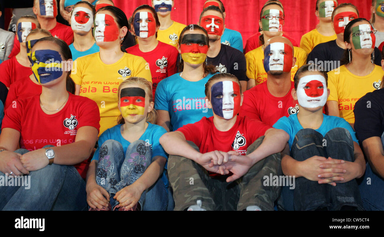 Freiwillige Helfer aus der WM 2006 mit aufgemalten Gesichtern Stockfoto