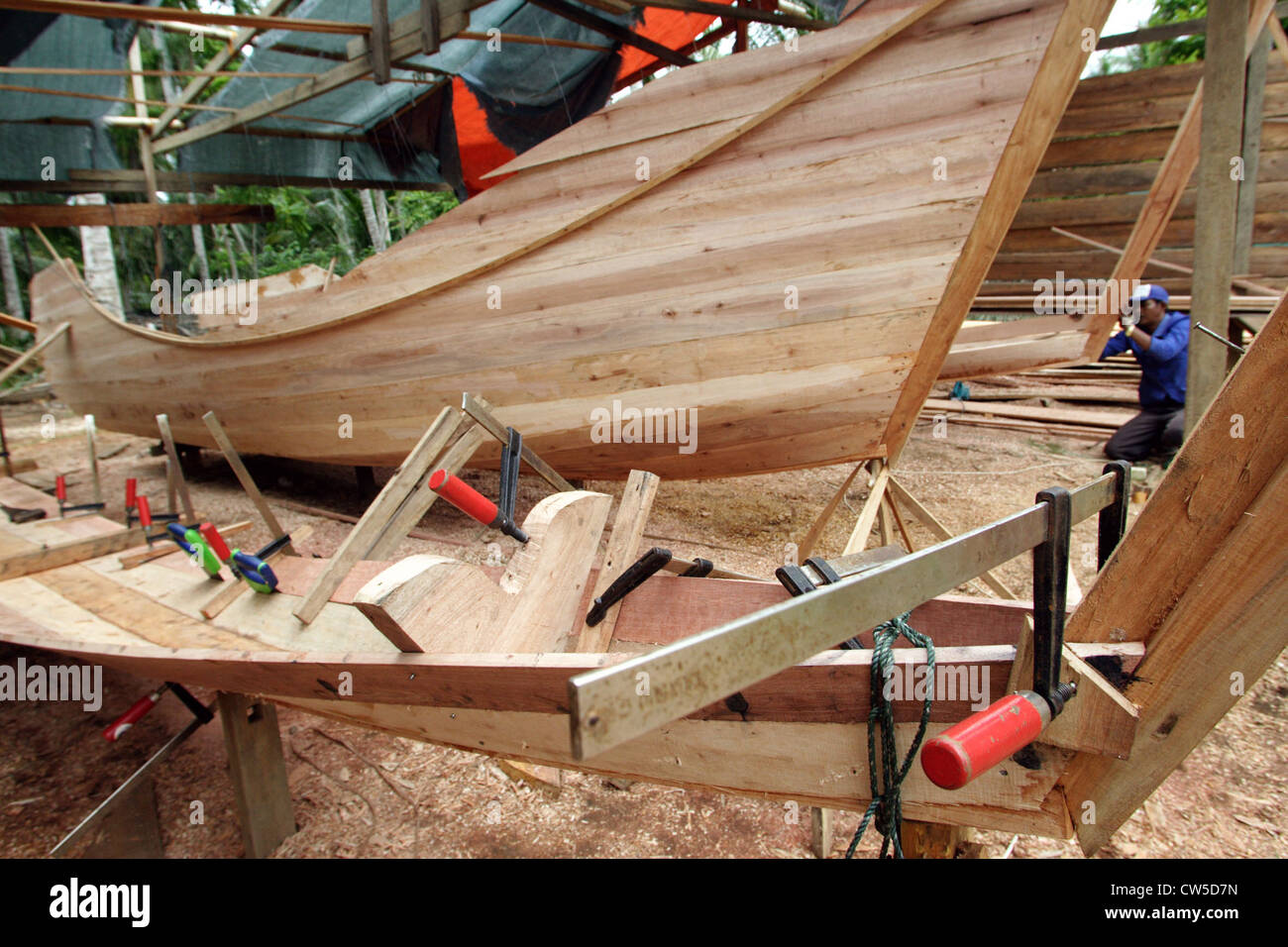 Klemmen für den Schiffbau zusammengehalten mit Holzbohlen Stockfoto