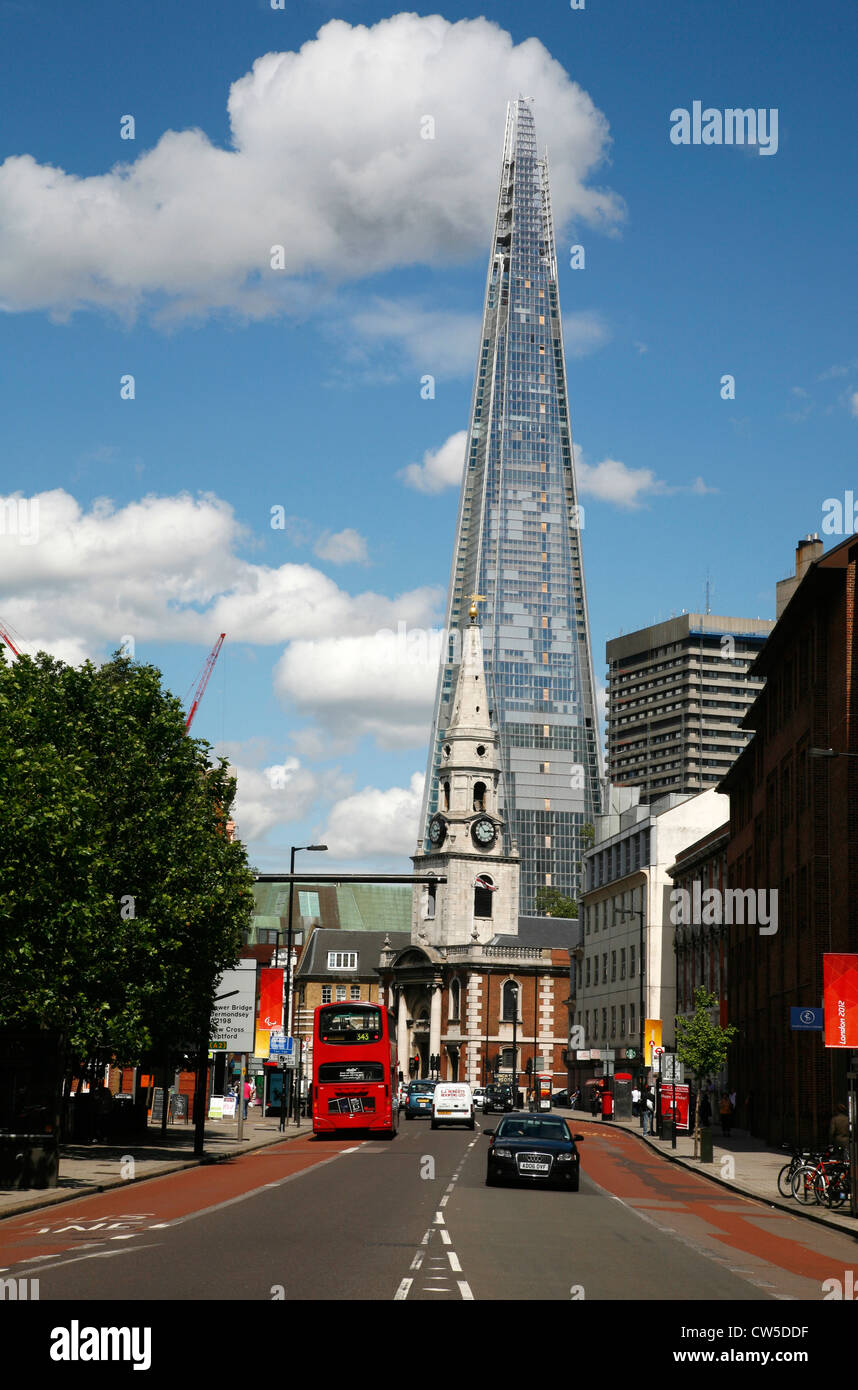 Zeigen Sie an, Borough High Street nach St. George The Martyr Kirche auf den Shard, London, UK Stockfoto