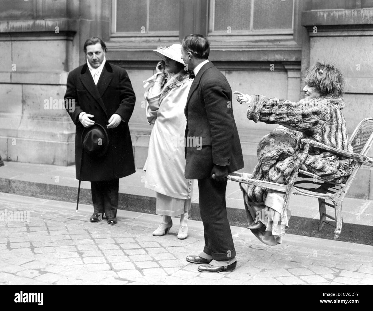 Hochzeit von Sacha Guitry und Yvonne Printemps. Ankunft von Sarah Bernhardt in der City Hall. Stockfoto