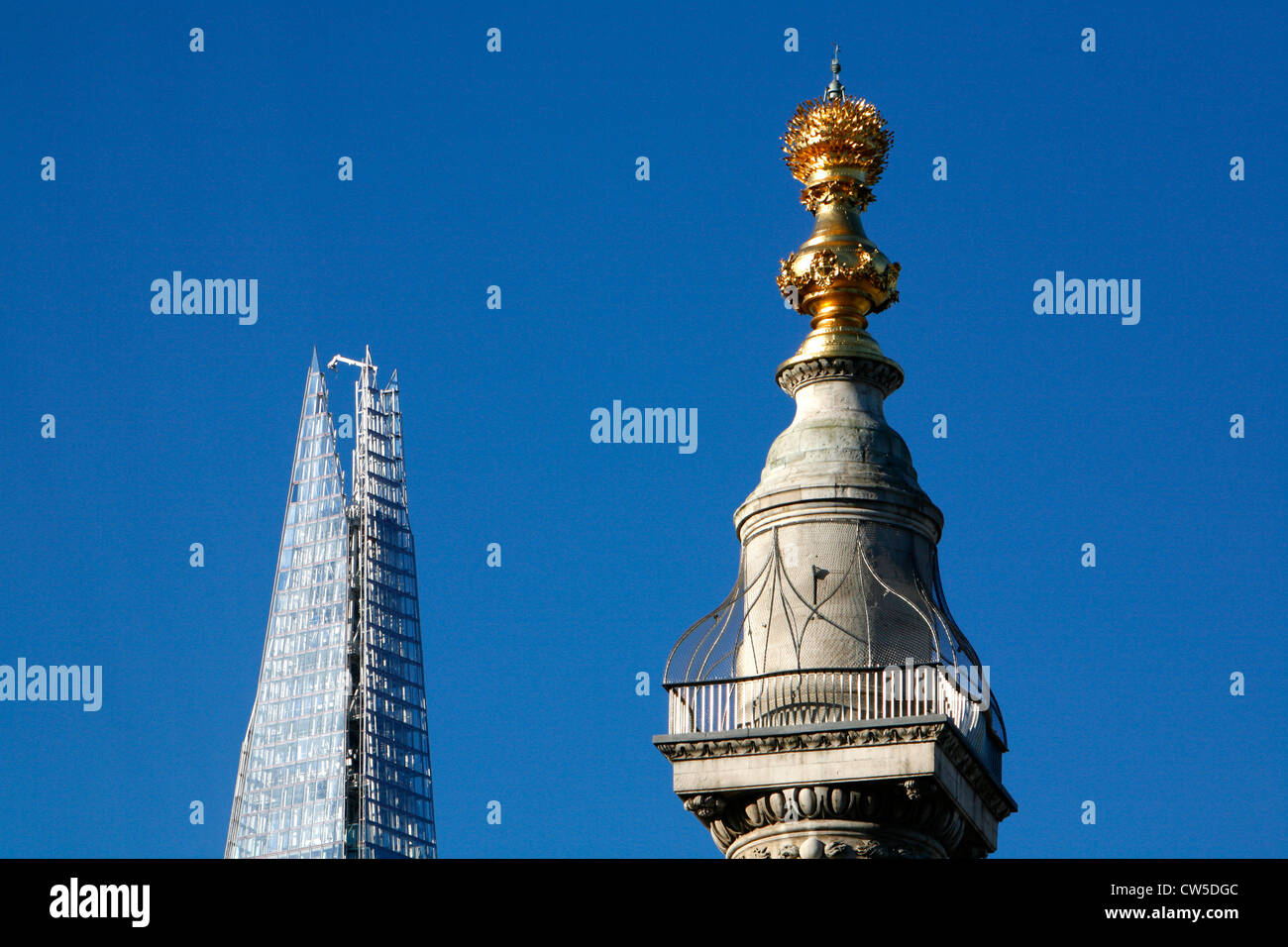 Blick auf das Denkmal und die Scherbe, City of London, London, UK Stockfoto