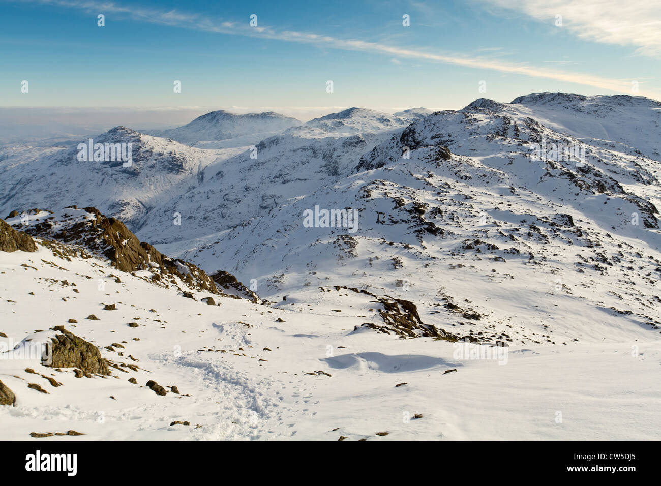 Die Crinkle Crags & Hecht von Blisko Nordwestgrat unter winterlichen Bedingungen auf die Abstiegsroute entnommen. Stockfoto