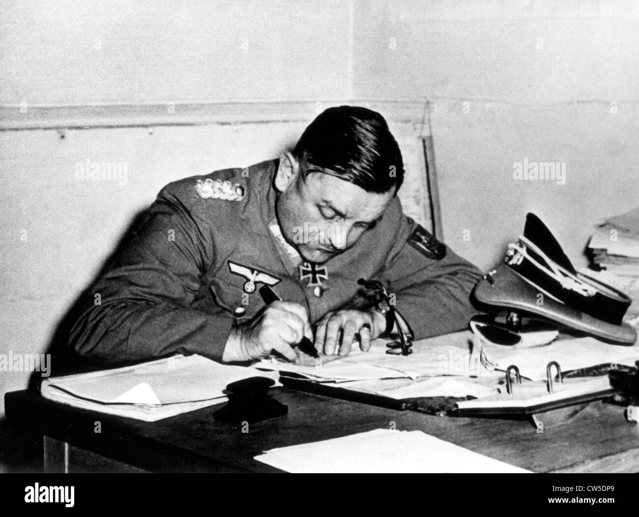 Paris, August 25,1944. Deutscher General von Choltitz schreiben, seine persönlichen Sachen zu Links auf der Rückseite des Hotel Meurice. Stockfoto