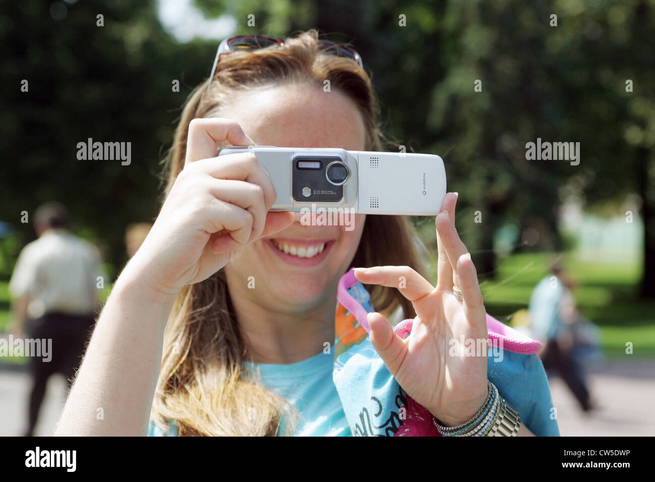 Moskau, junge Frau, die ein Bild mit Ihrer Kamera-Handy Stockfoto