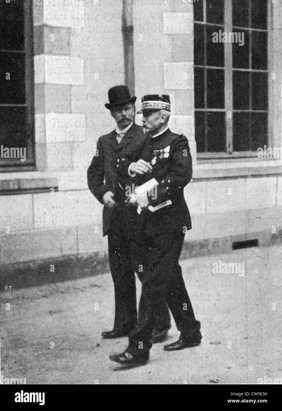 Dreyfus-Affäre, die Rennes-Trial (1899): Pierre de Boisdeffre von einem Journalisten interviewt Stockfoto