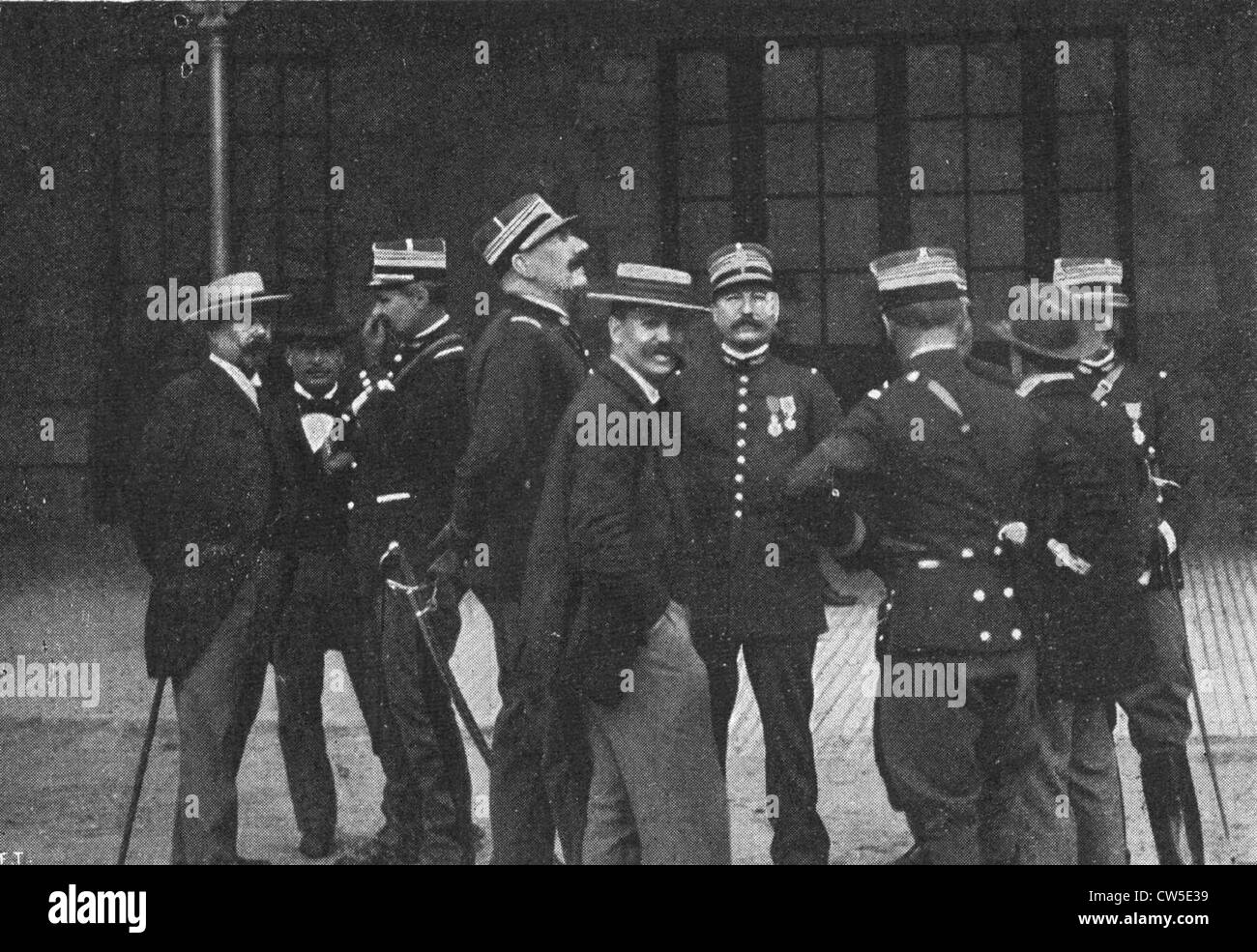 Dreyfus-Affäre, die Rennes-Trial (1899): Lebrun-Renault umgeben von Polizeibeamten außerhalb des Gerichts Stockfoto