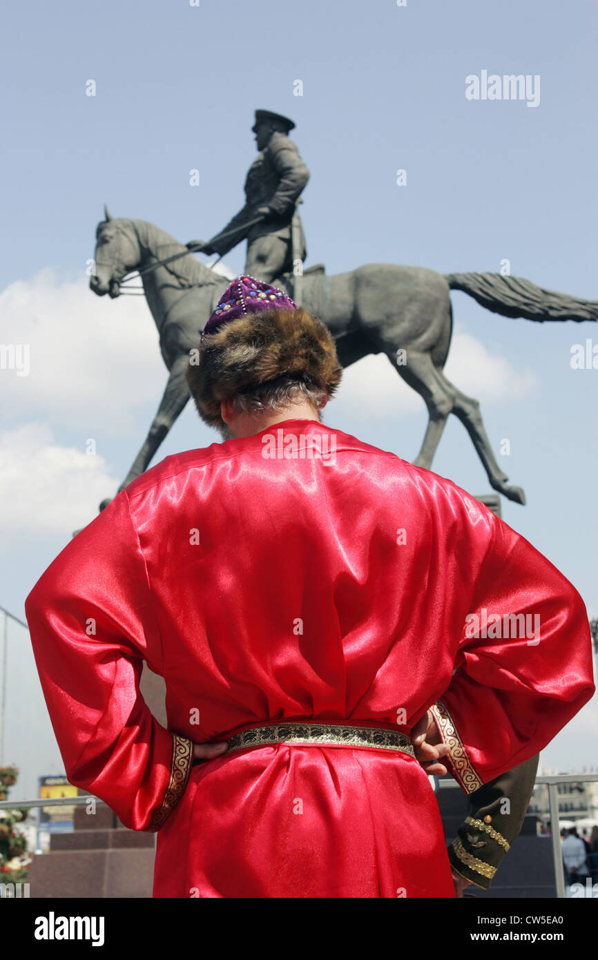 Moskau-Mann vor die Reiterstatue von Georgy Zhukov Stockfoto