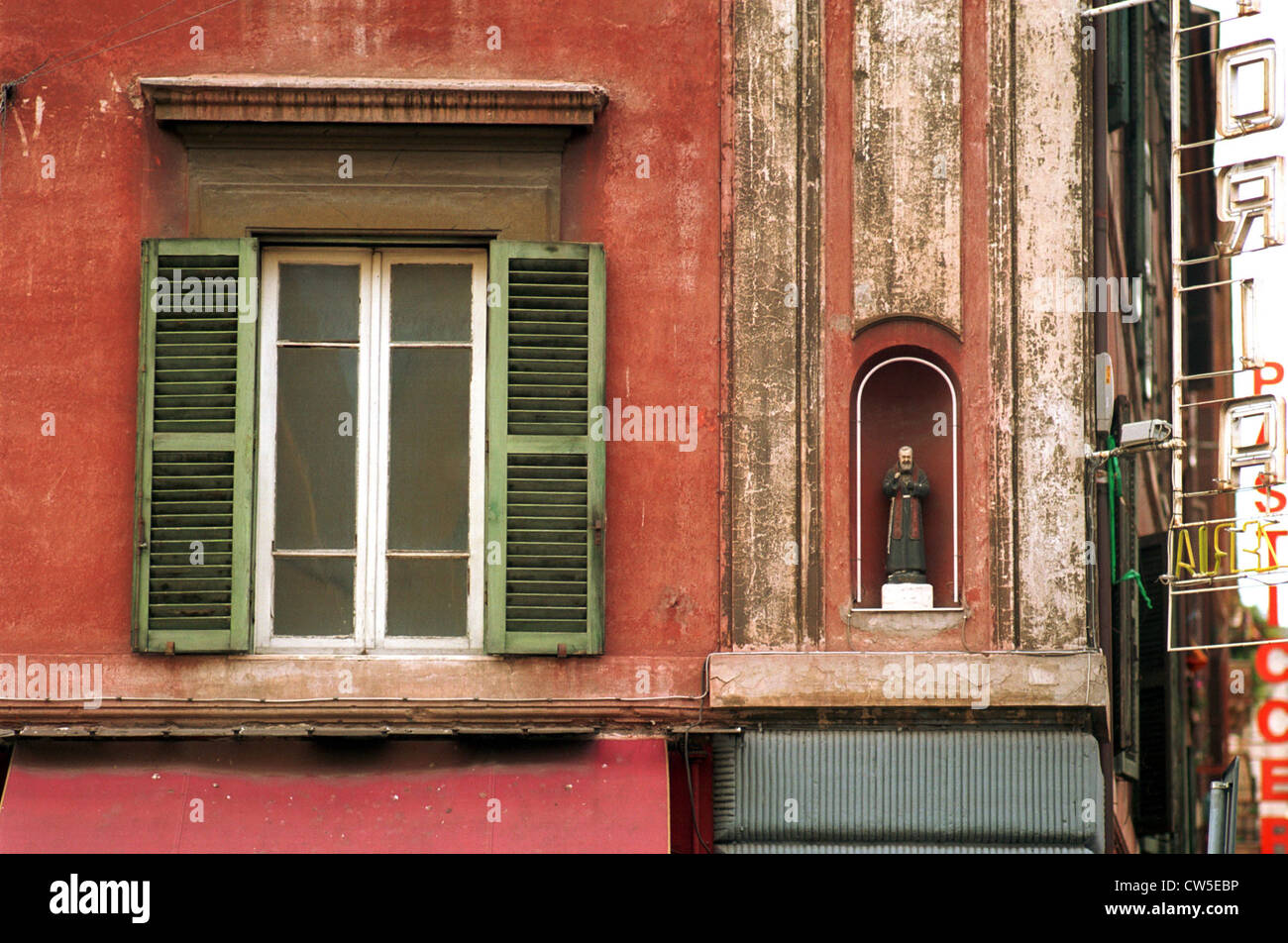 Rom-Fassade mit Charakter und Fenster Stockfoto