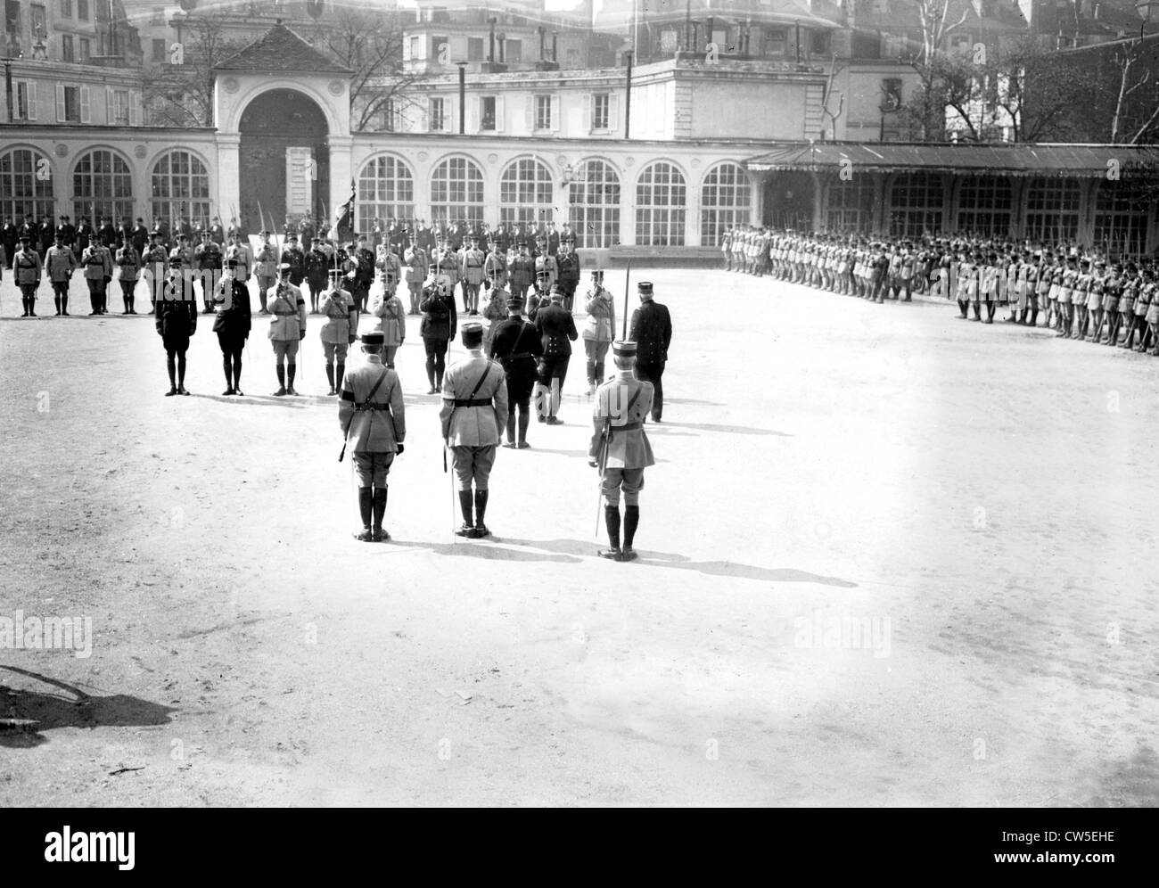 Nach dem ersten Weltkrieg ist Marschall Joffre Schüler der Schule "Polytechnique" dekorieren. Stockfoto