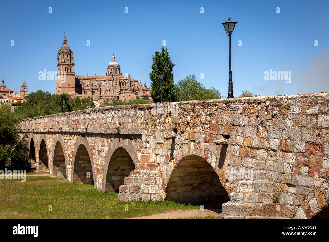 Atemberaubende Aussicht von der Puente Romano (Römerbrücke) in Salamanca, Spanien, Europa. Stockfoto