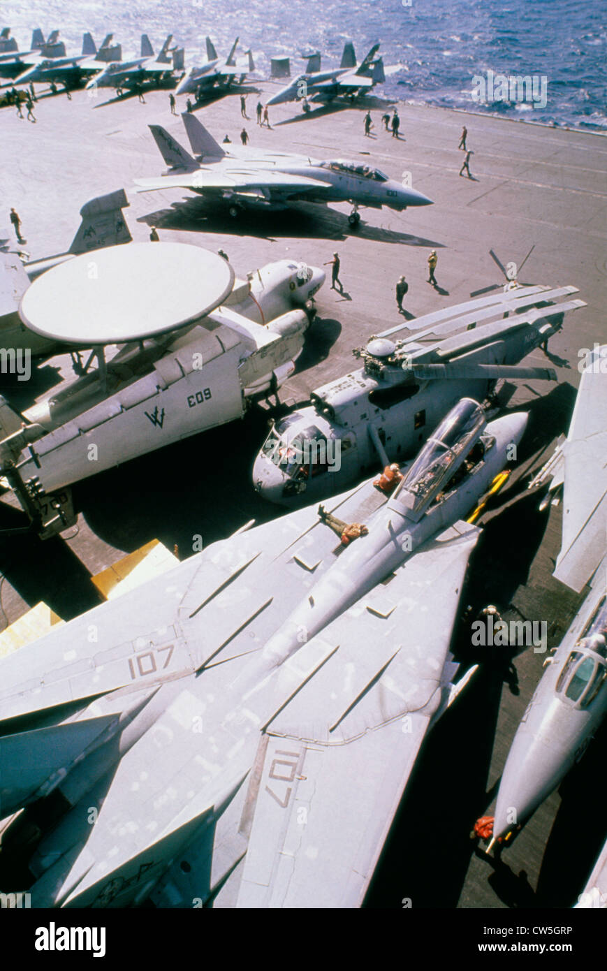 Vogelperspektive Ansicht Militärflugzeuge auf einem Flugzeugträger im Roten Meer während der Operation Desert Storm F-14A Tomcat E - 2C Hawkeye Stockfoto