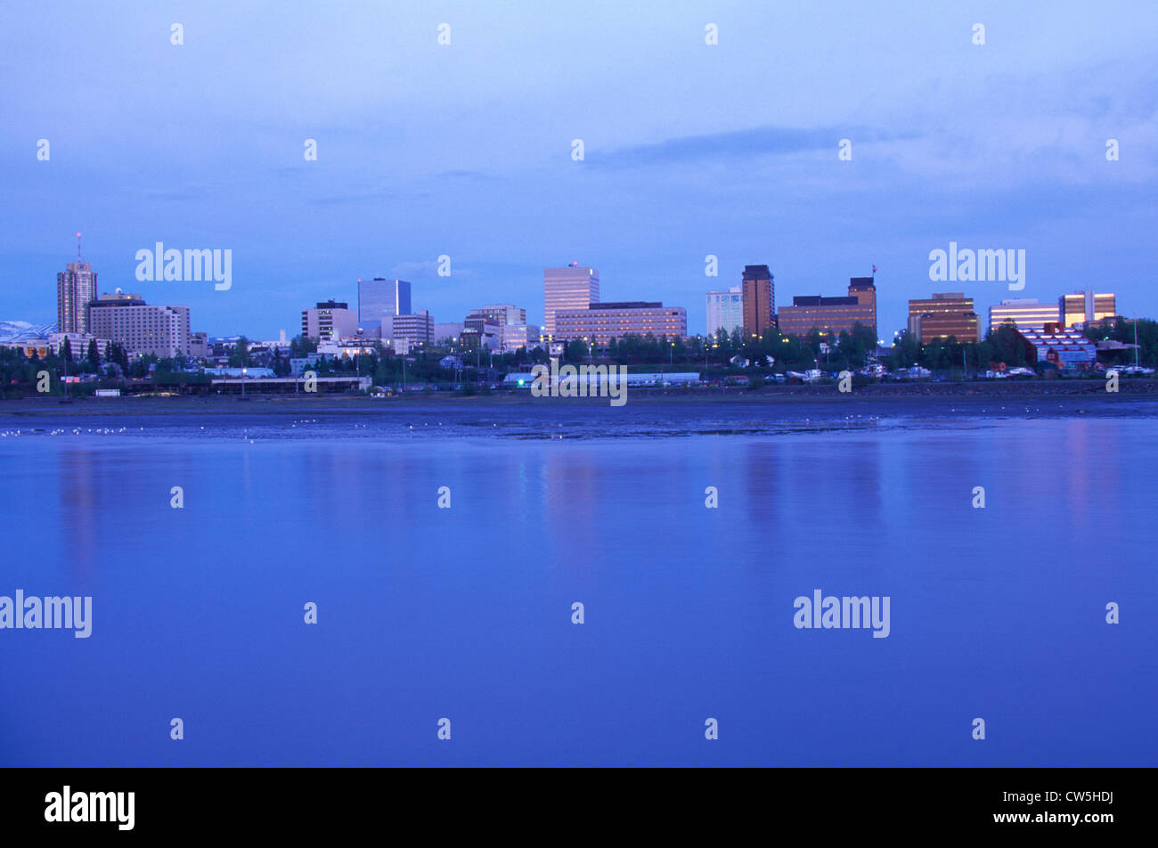Sonnenuntergang über der Skyline von Anchorage, Anchorage, Alaska Stockfoto