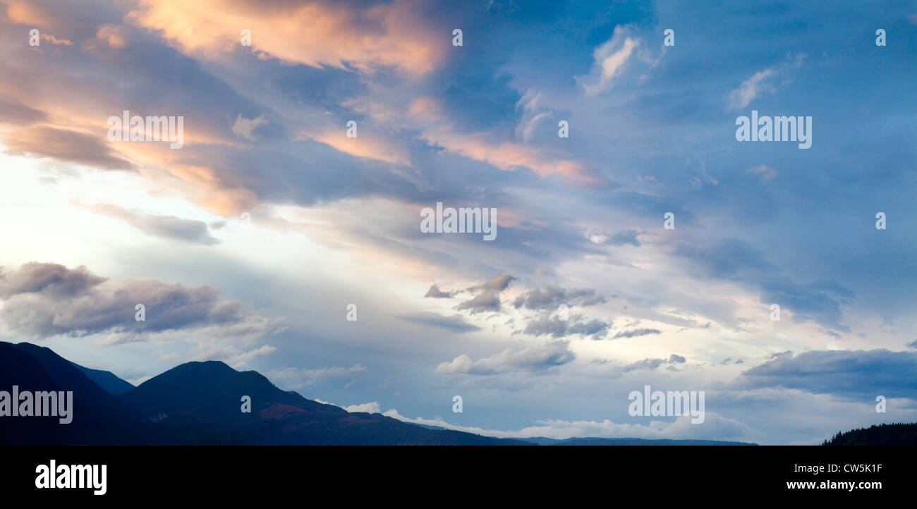Wolken über einer Bergkette, Dabob Bay, Seabeck, Washington State, USA Stockfoto