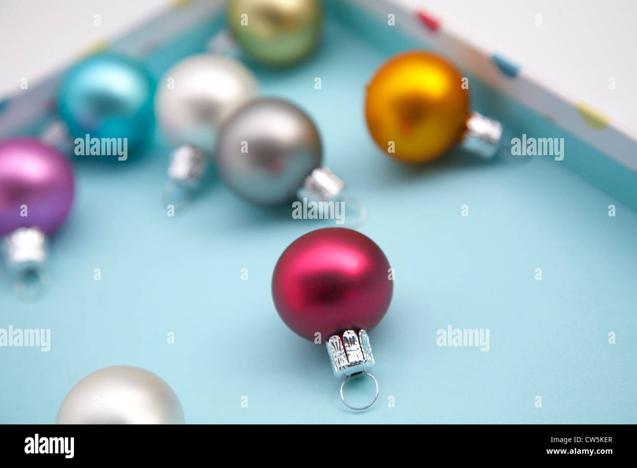 Nahaufnahme von Weihnachtskugeln in einen Deckel Stockfoto